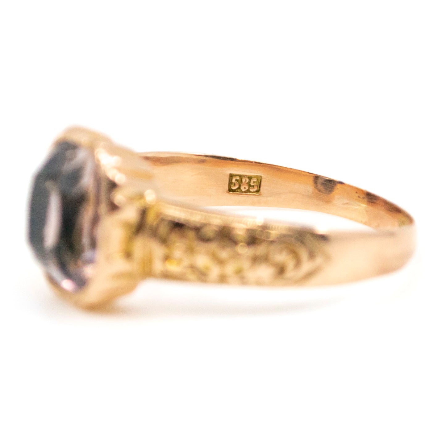 A solitaire amethyst ring in yellow gold with chased shoulders, stamped 585