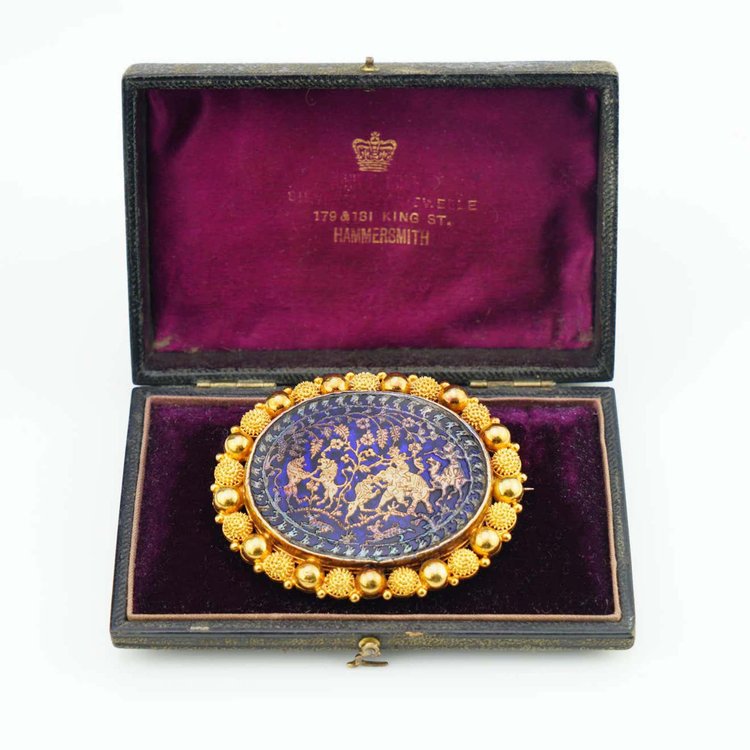 Antique Victorian Indian 22ct Gold Brooch with Hunting Scene