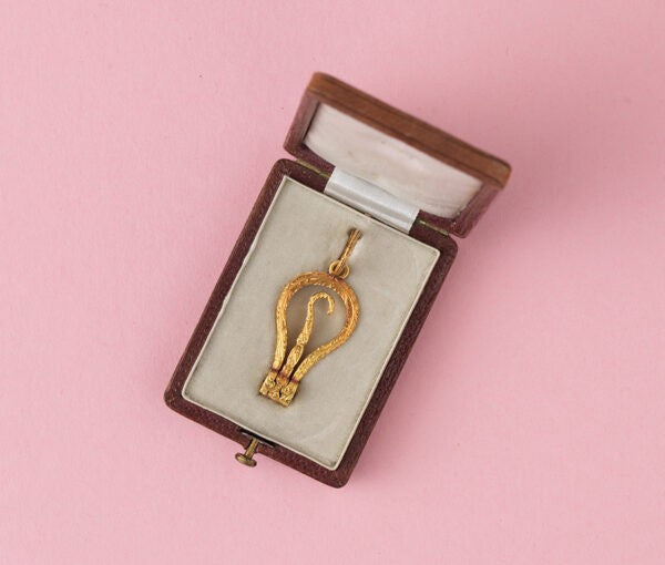 Antique 18ct Gold Button Hook Pendant with Monogrammed Case