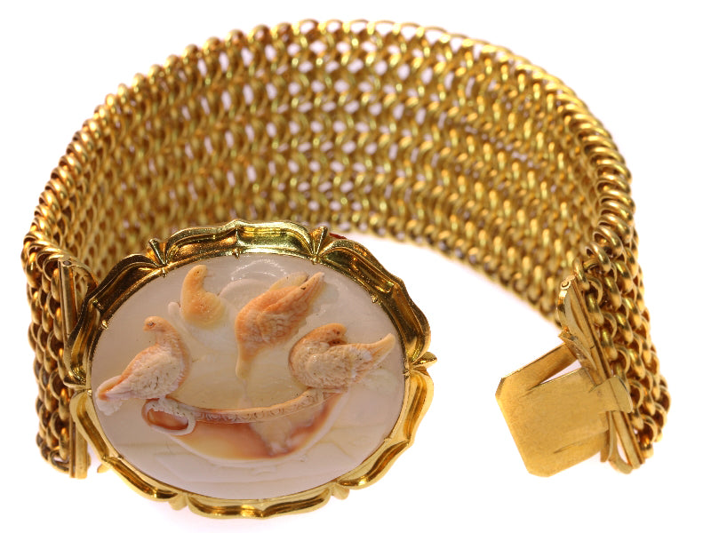 Magnificent antique cameo bracelet with presentation of so-called Doves of Pliny