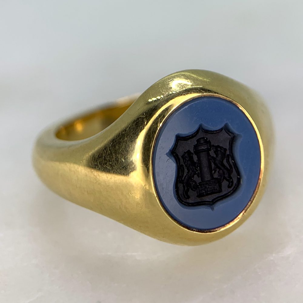 A vintage 18ct yellow gold blue and black banded sardonyx intaglio crest signet ring