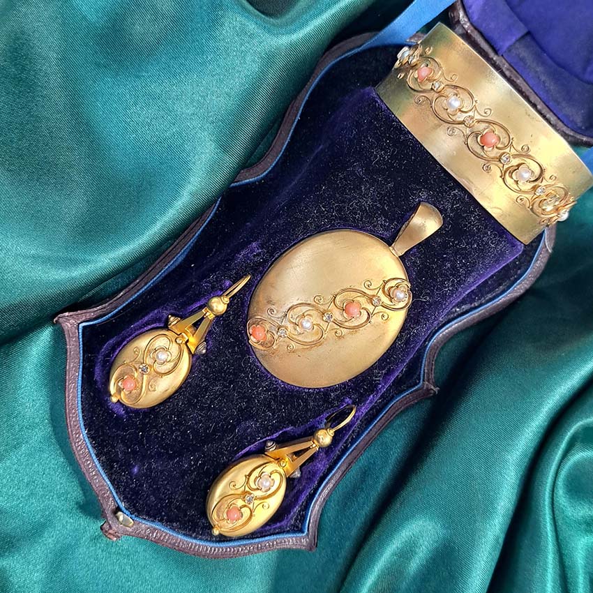 Antique Coral Pearl Gold Jewellery Suite with Box