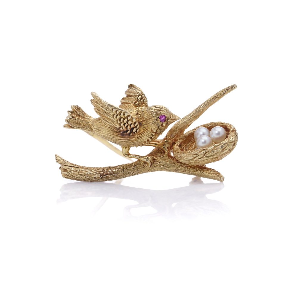 Antique bird brooch in gold.
