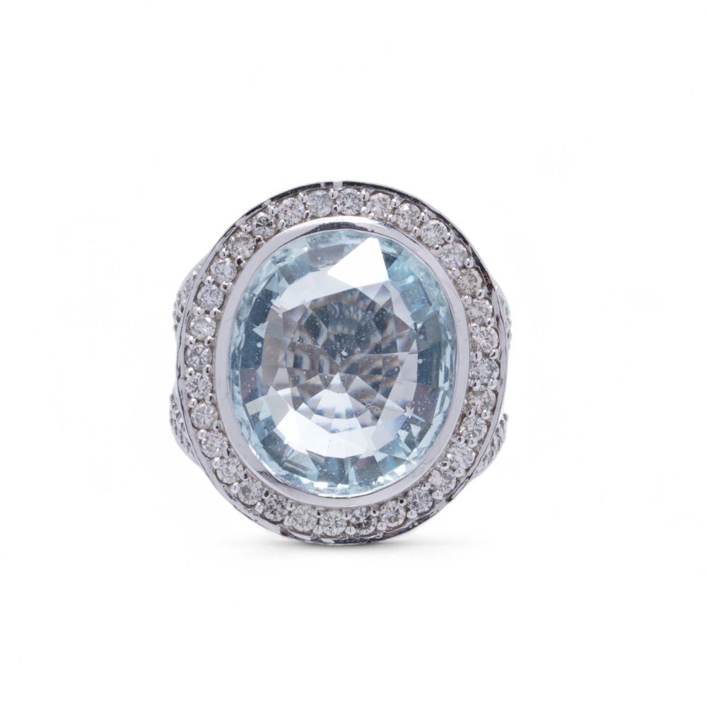 Aquamarine and diamond ring in white gold.