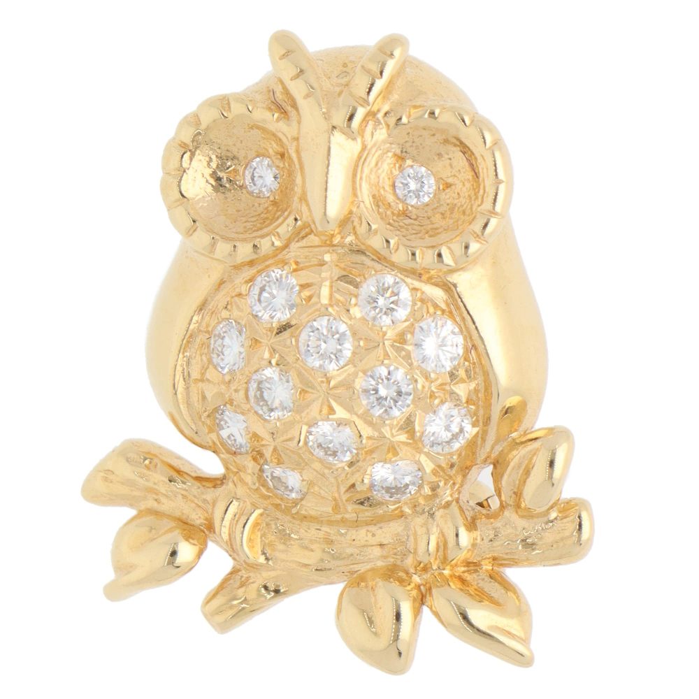 Diamond owl brooch in yellow gold.