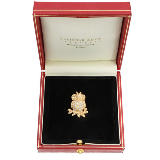 Diamond owl brooch in yellow gold.
