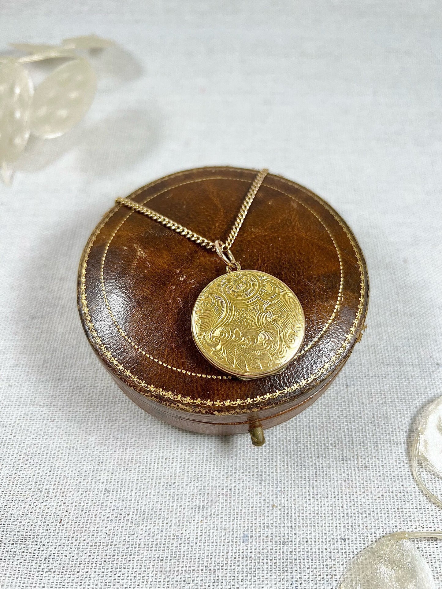 Victorian 15 Carat Yellow Gold Paisley Patterned Round Locket, Circa 1880