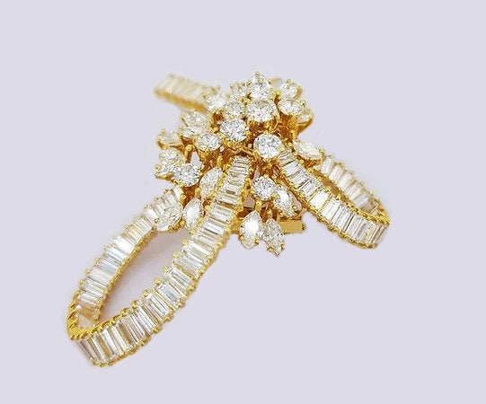 Vintage 9.00ct Multi Cut Diamond Bow Brooch, in 18ct yellow gold.