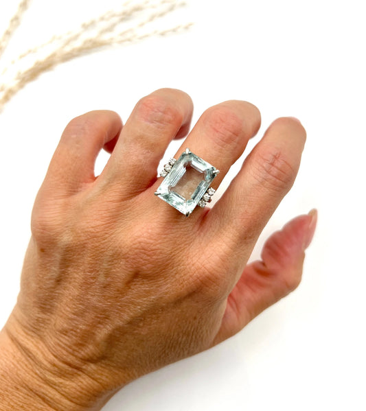 An aquamarine and diamond cocktail ring in white gold, modelled on a hand