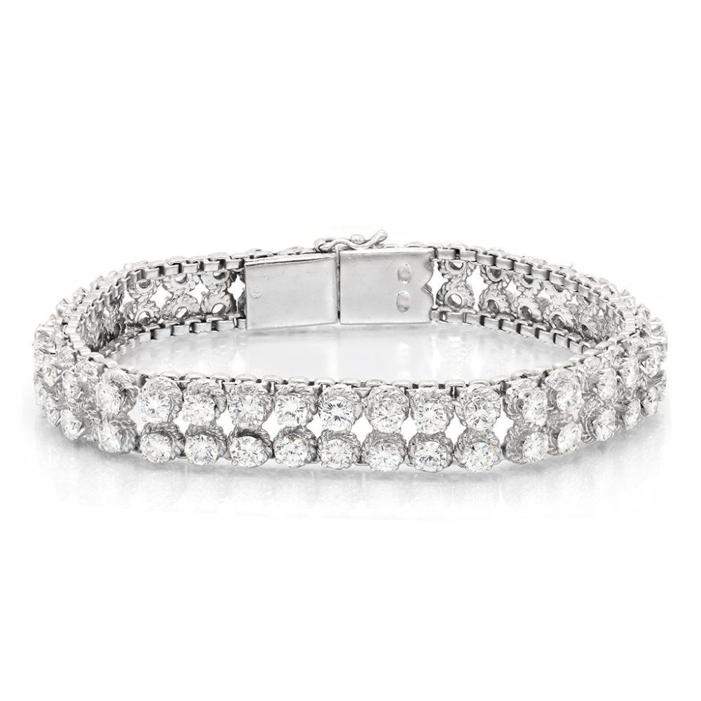 Diamond line bracelet in white gold.