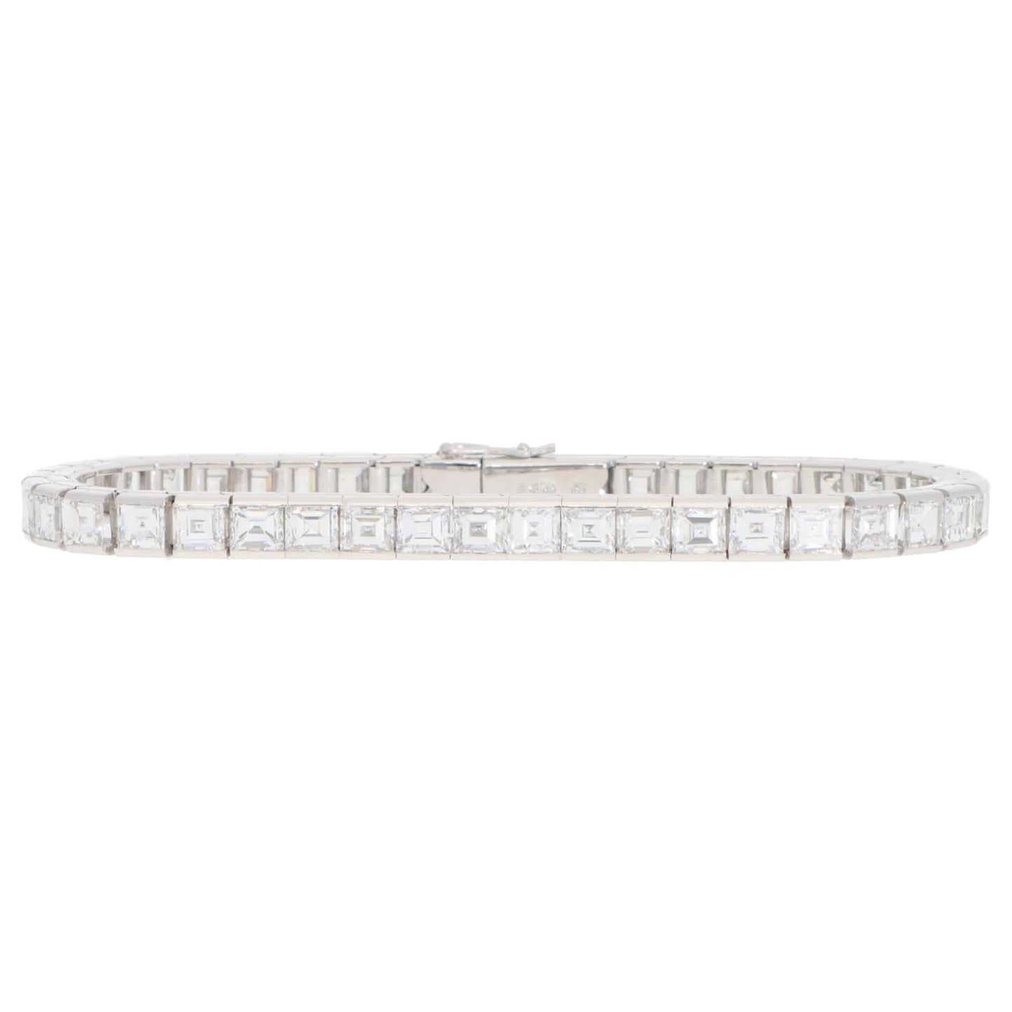 Diamond tennis bracelet in white gold.