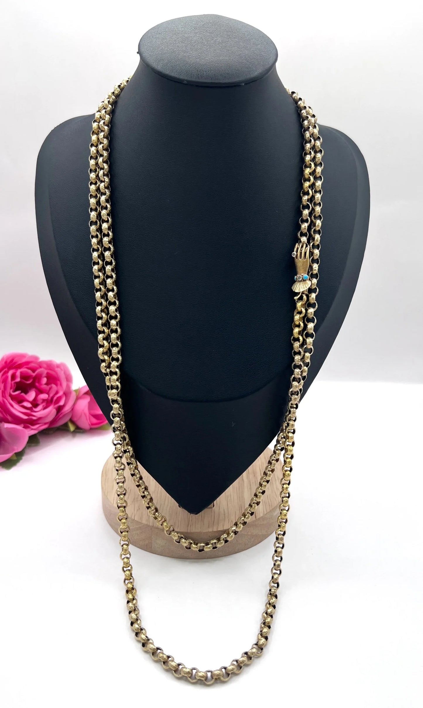 Georgian 15 Carat Gold Long Guard Necklace with Hand Clasp, Circa 1800