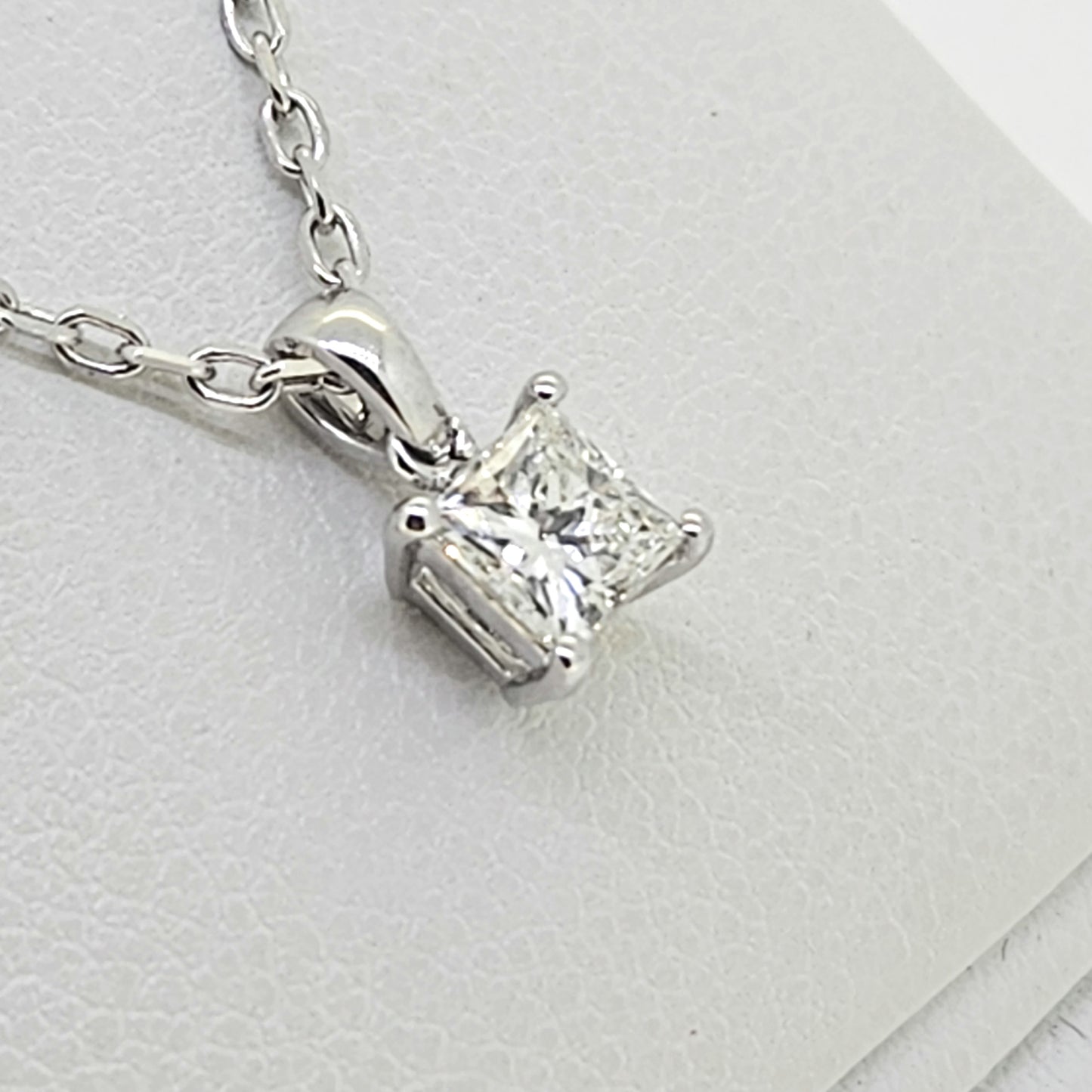 Princess Cut Diamond and Chain D.52 18ct