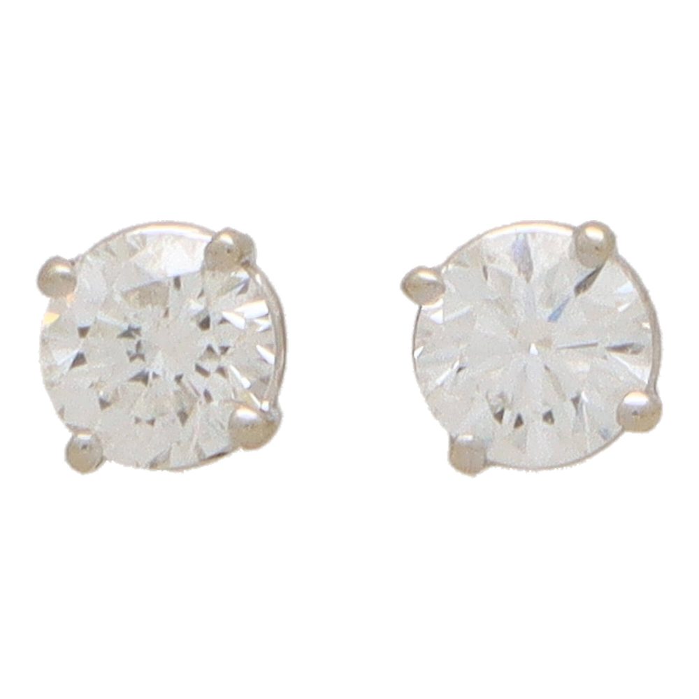 Diamond stud earrings in white gold.