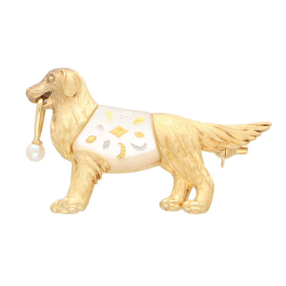 Mother of pearl dog brooch in yellow gold.