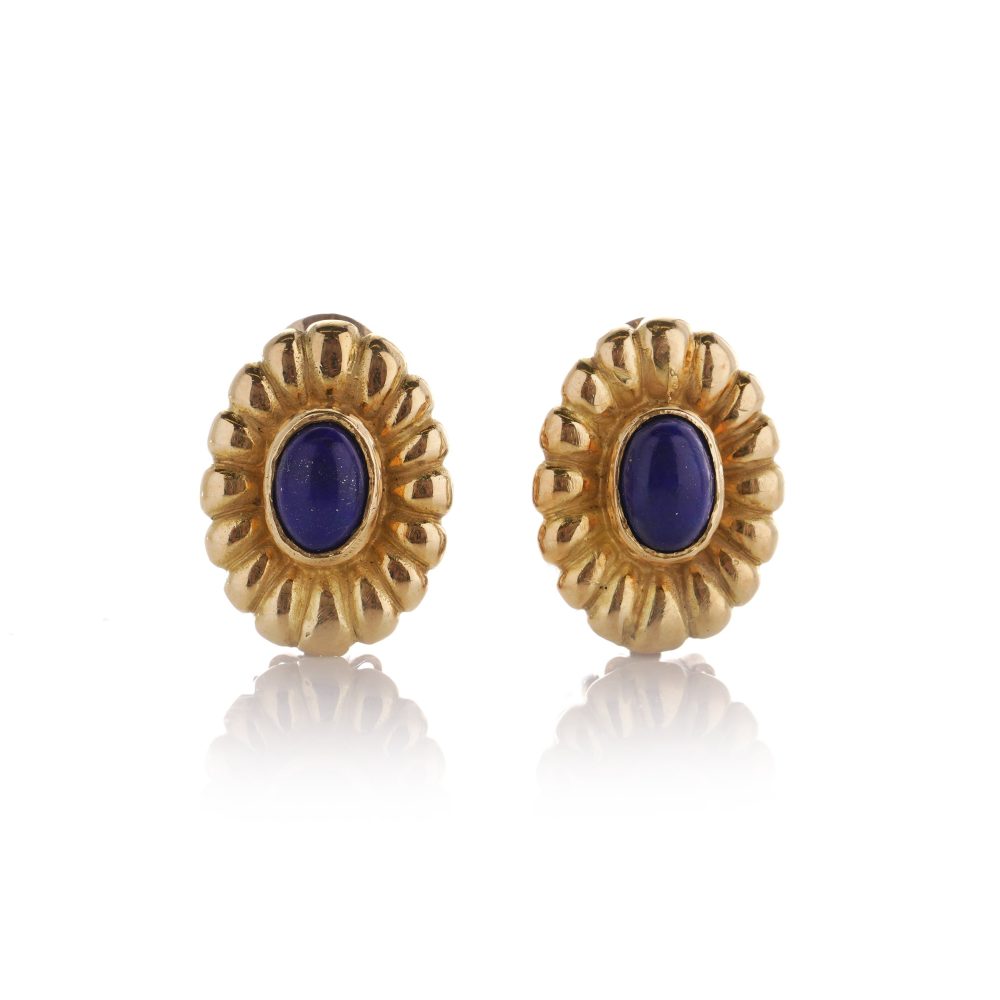 Flower earrings set with lapis lazuli in gold.