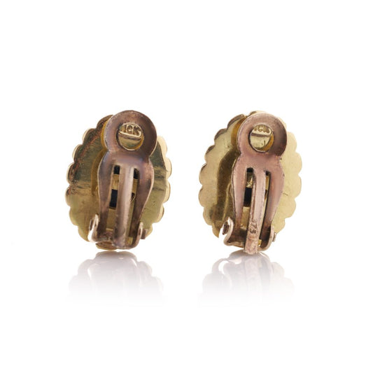 Flower earrings set with lapis lazuli in gold.