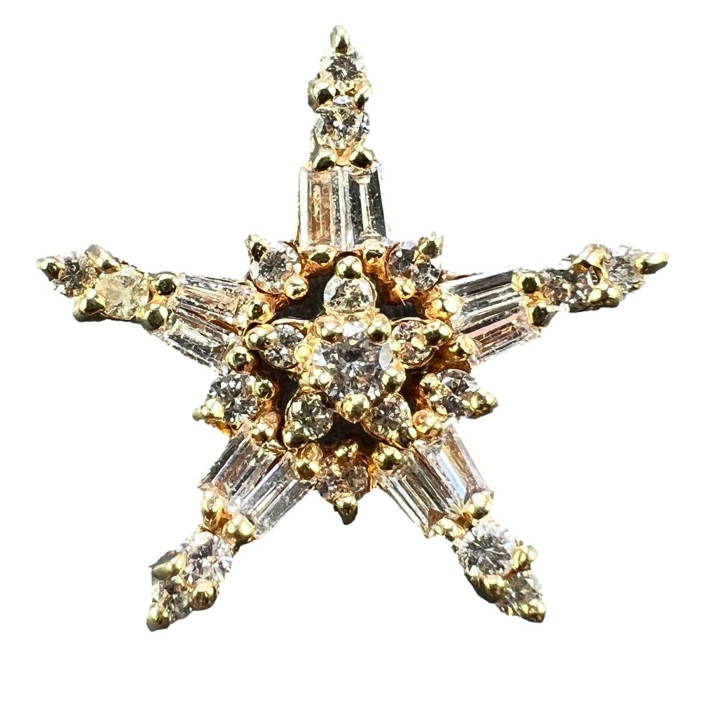 Diamond star pendant in gold.