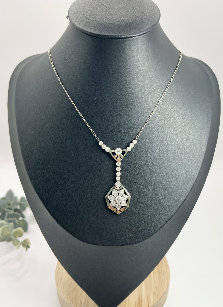 Antique diamond pendant necklace in platinum.