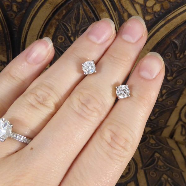 Modern 1.37ct Round Brilliant Cut Diamond Stud Earrings