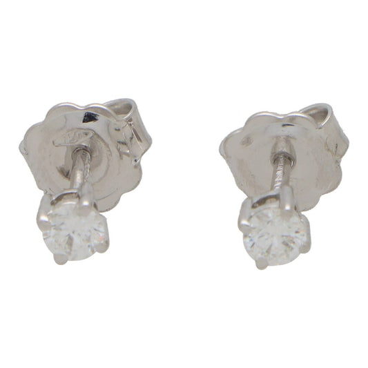 Diamond stud earrings in white gold.