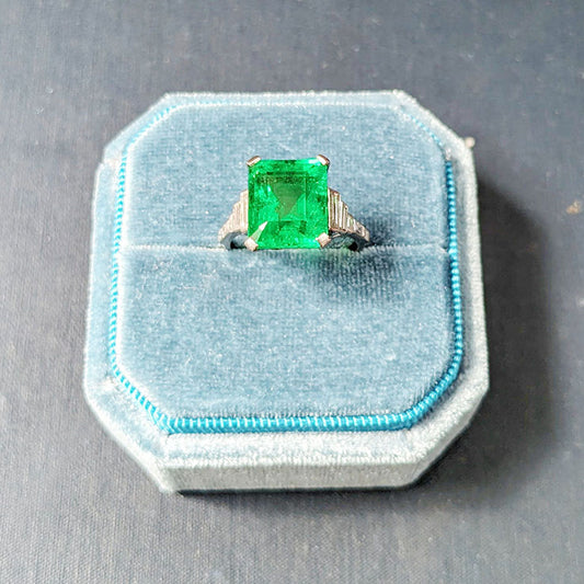 Vintage 4.66ct Emerald Solitaire Engagement Ring with Baguette Diamond Shoulders in platinum, Circa 1980s-1990s