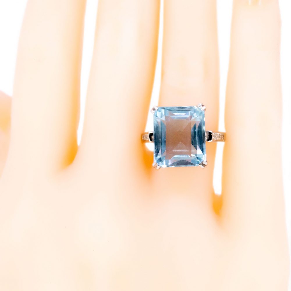 Vintage 9ct Aquamarine Ring with Diamond Set Shoulders