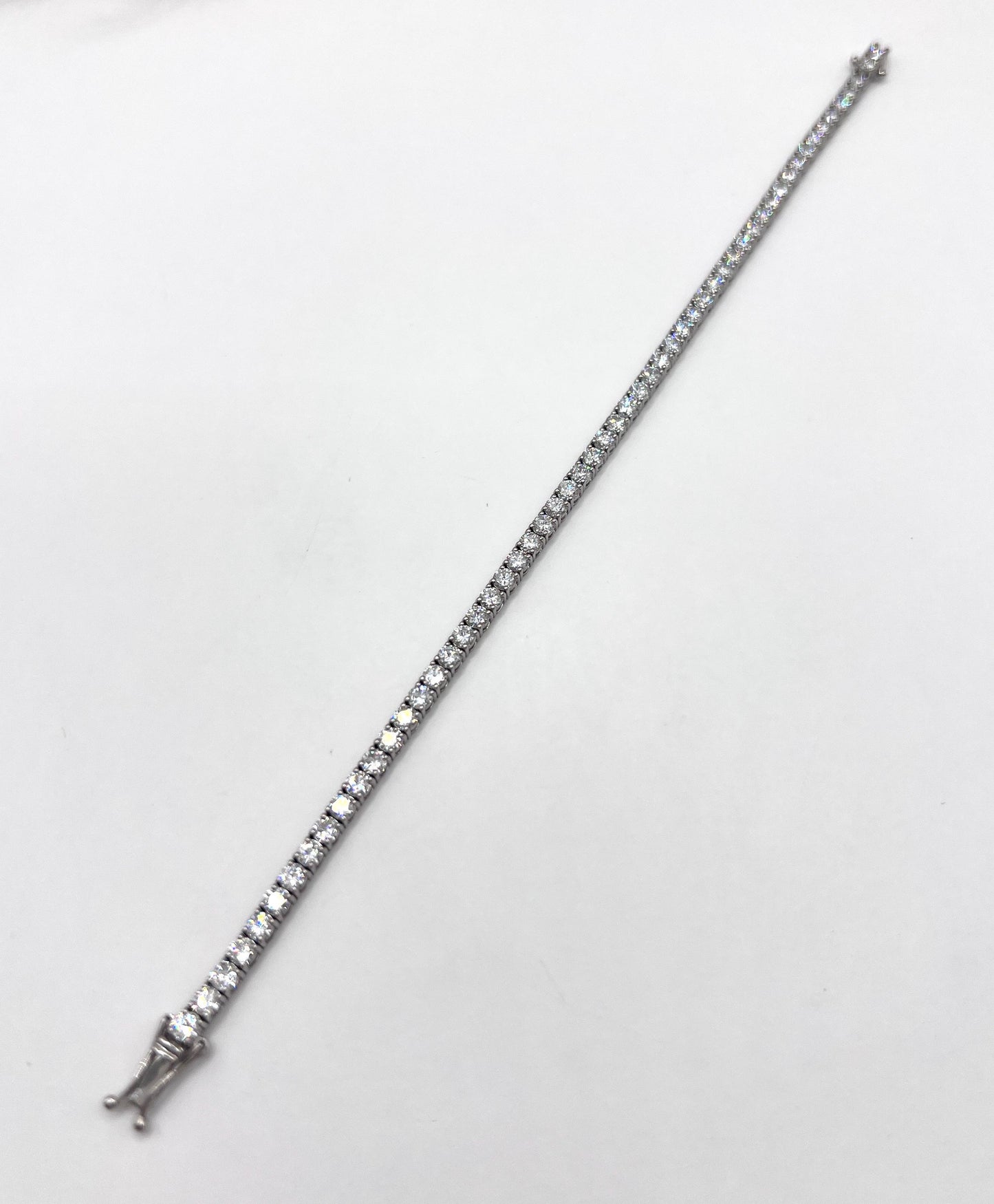 Modern 18 ct White Gold, 5.3 Carat Natural Diamond Tennis Bracelet