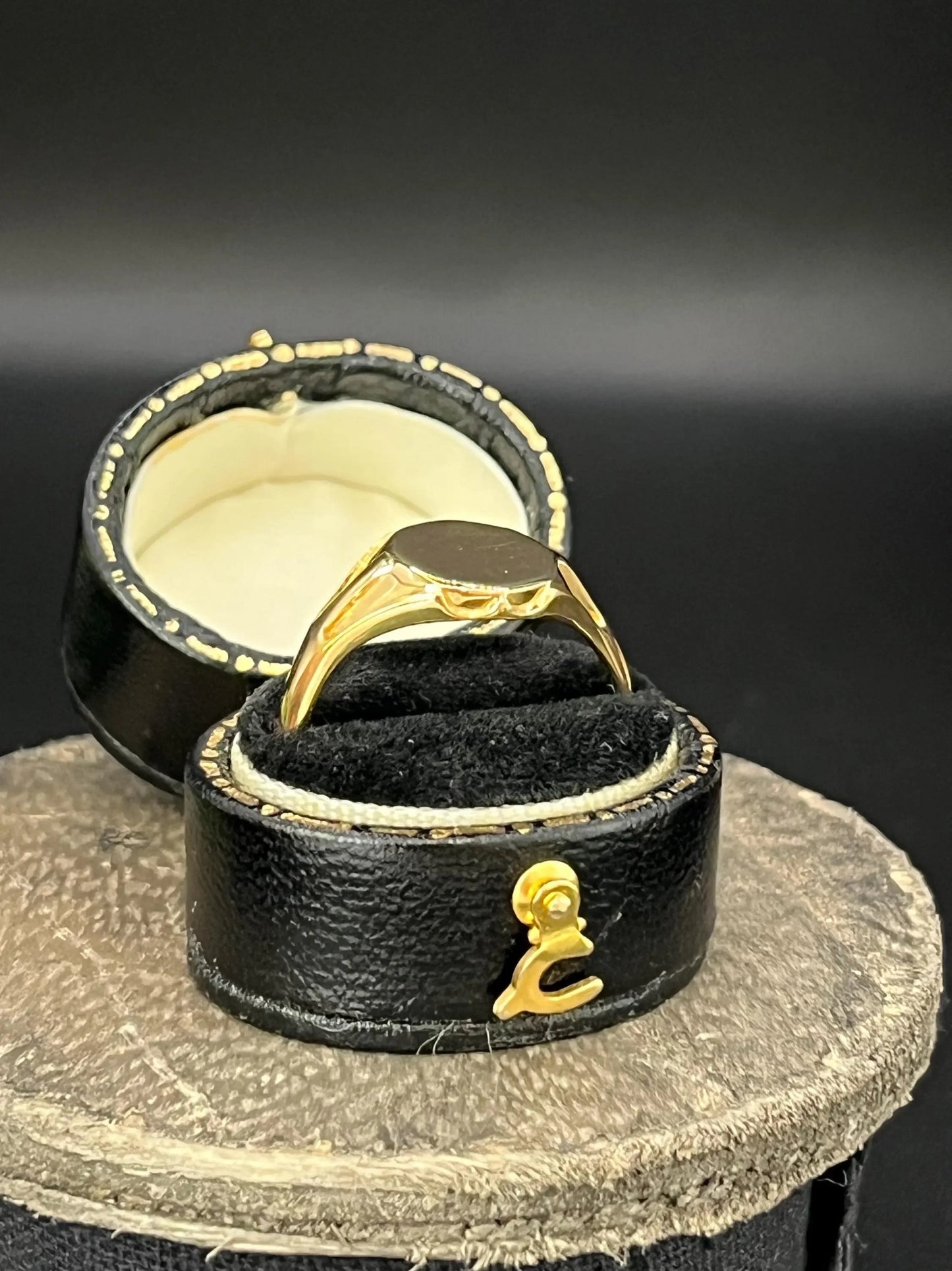 Antique 18 Carat Yellow Gold Round Signet Ring, Hallmarked Birmingham 1921