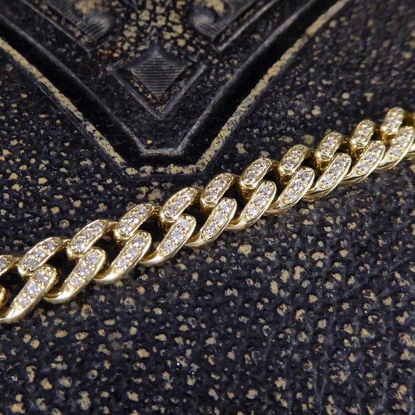 Diamond curb bracelet in yellow gold.