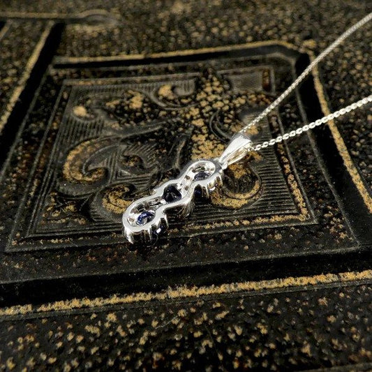 Sapphire and diamond pendant necklace in platinum.