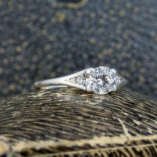 Diamond engagement ring in white gold.