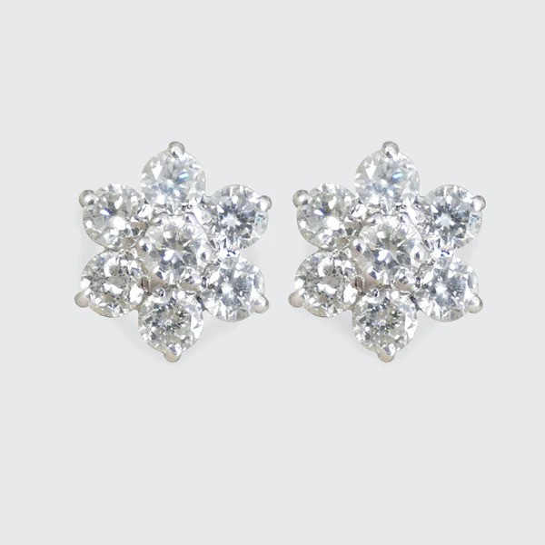 Diamond stud earrings in white gold.