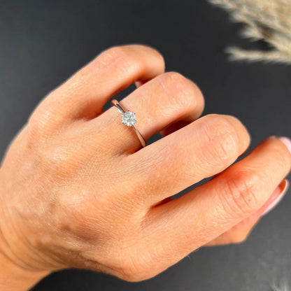 Vintage Single Stone Diamond Solitaire Engagement Ring in 18ct White Gold 1980s
