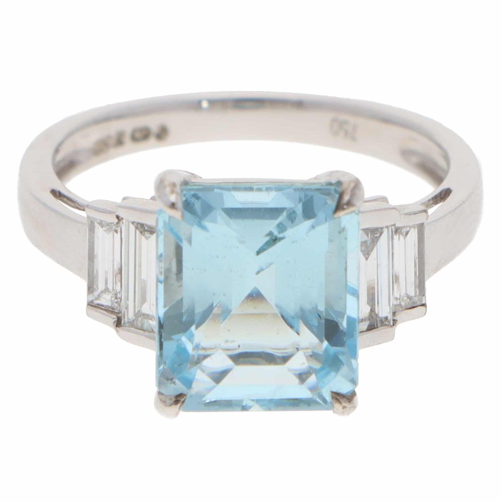 Contemporary 3.51 Carat Aquamarine And Diamond Ring In 18 Carat White Gold