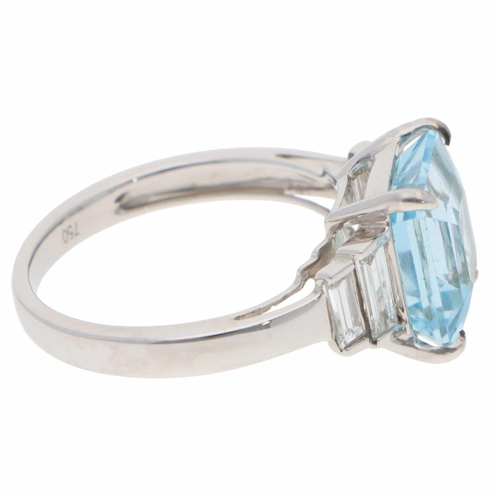 Contemporary 3.51 Carat Aquamarine And Diamond Ring In 18 Carat White Gold