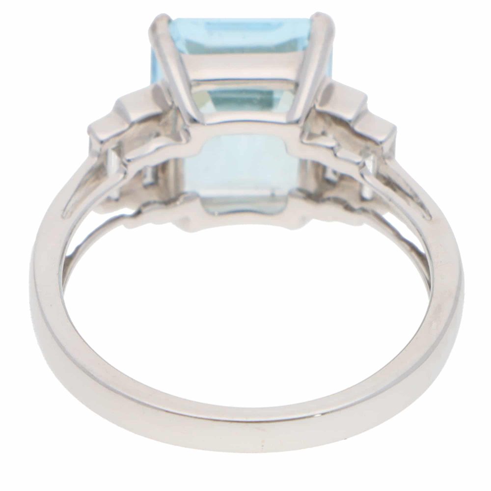 Contemporary 3.51 Carat Aquamarine And Diamond Ring In 18 Carat White Gold