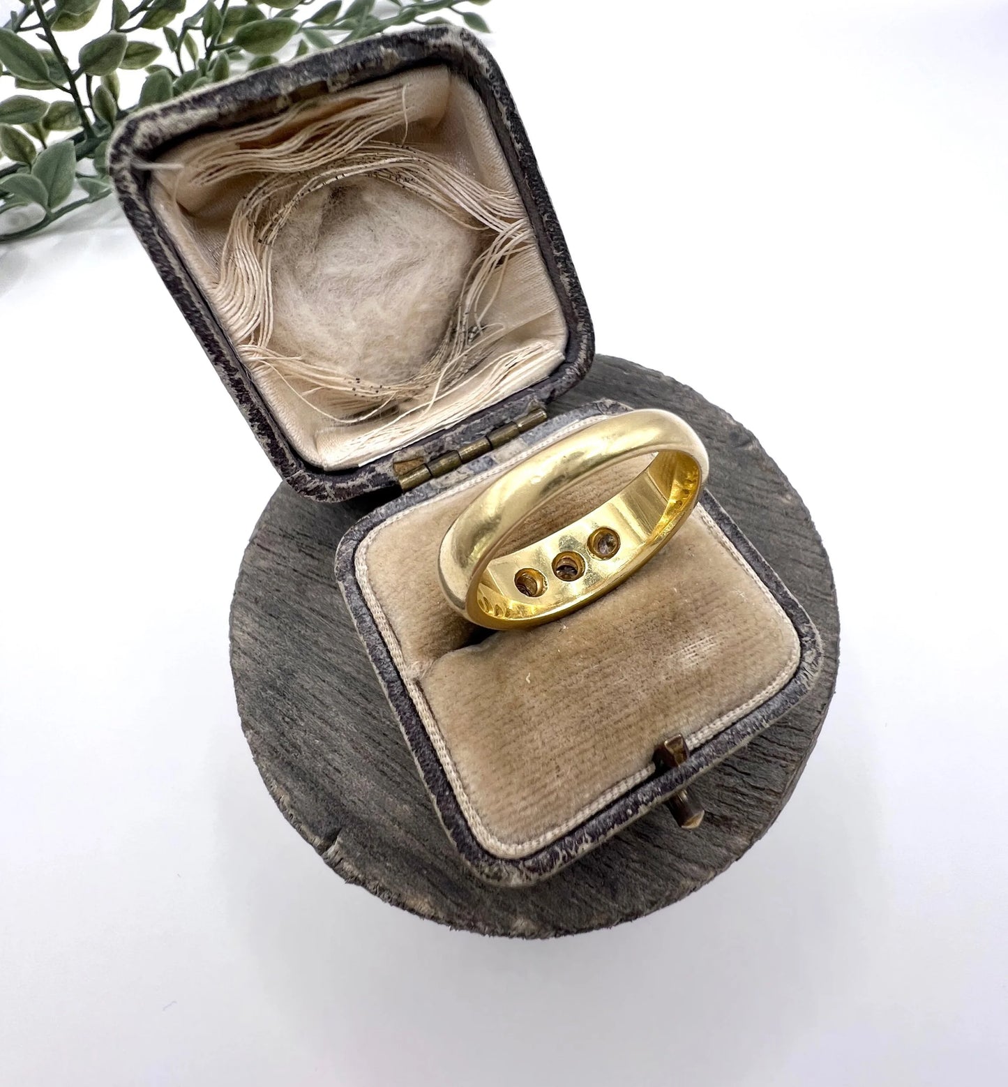 Vintage 18 Carat Yellow Gold Three Stone Diamond Band Ring, Hallmarked London 1992