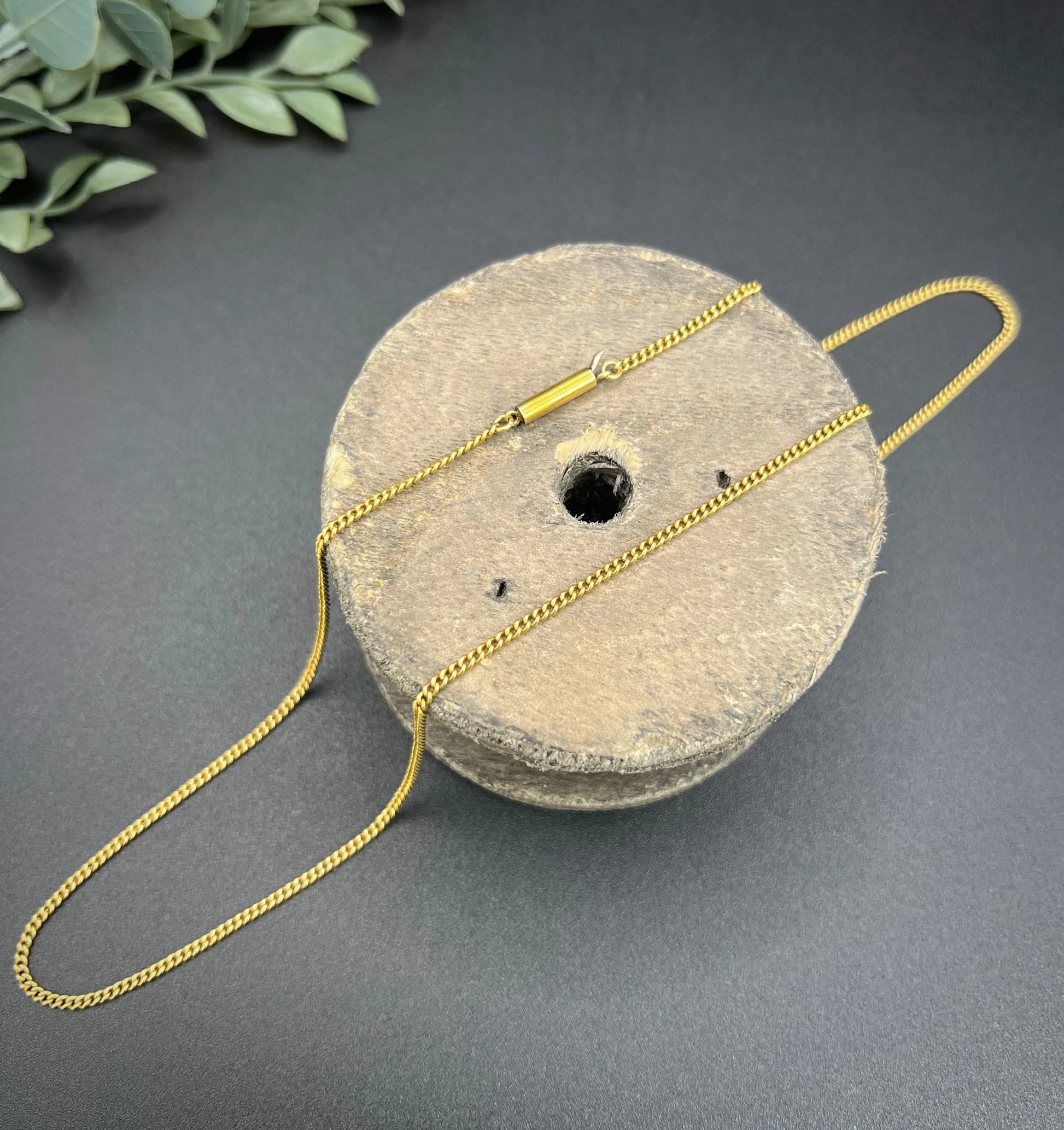 A yellow gold chain necklace