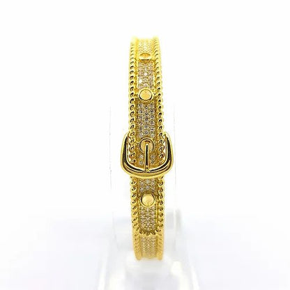 Contemporary Diamond set 18ct Yellow Gold Buckle Bangle and Ring Suite, designed as a belt with buckle, 1.11 carat total, G colour diamonds