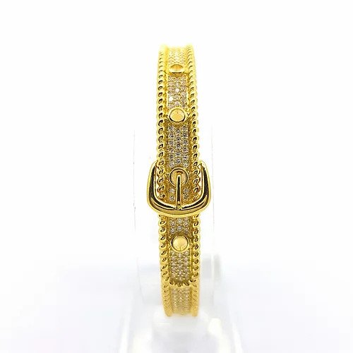 Contemporary Diamond set 18ct Yellow Gold Buckle Bangle and Ring Suite, designed as a belt with buckle, 1.11 carat total, G colour diamonds