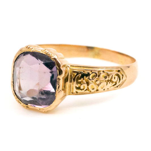 A solitaire amethyst ring in yellow gold with chased shoulders
