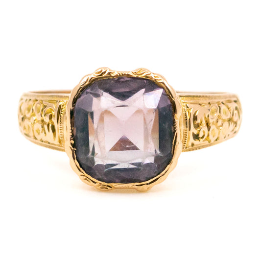 A solitaire amethyst ring in yellow gold with chased shoulders