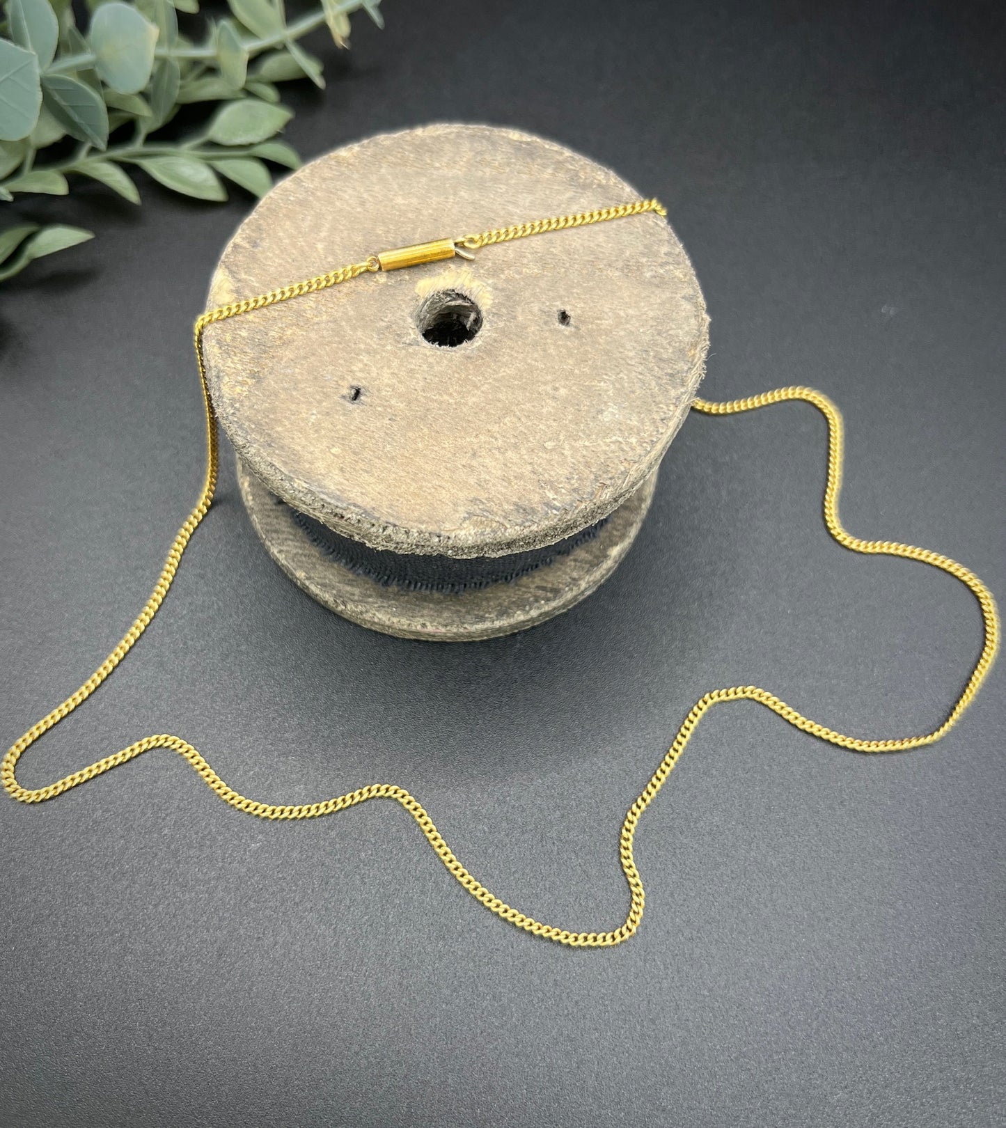 A yellow gold chain necklace