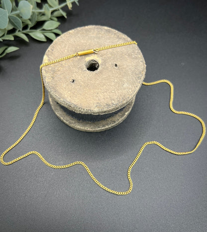 A yellow gold chain necklace