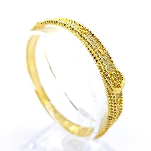 Contemporary Diamond set 18ct Yellow Gold Buckle Bangle and Ring Suite, designed as a belt with buckle, 1.11 carat total, G colour diamonds