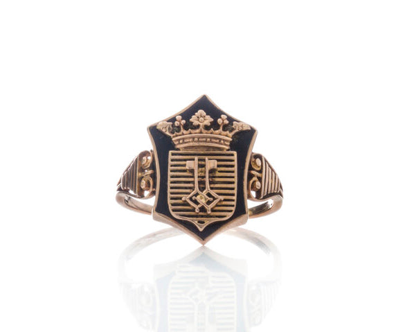 Antique Early 20th Century Black Enamel and 18ct Gold Crest Plaque Ring; depicting a crest on black enamel. Circa 1920