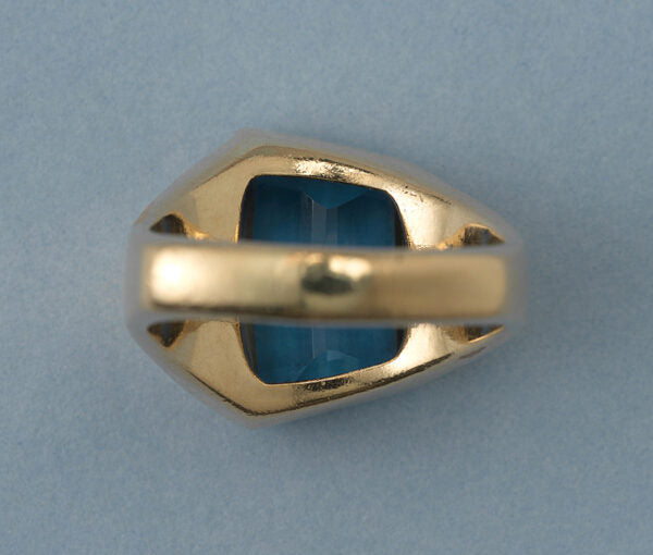 Contemporary 3.20ct Aquamarine and 18ct Gold Asymmetrical Signet Ring