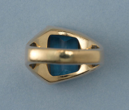 Contemporary 3.20ct Aquamarine and 18ct Gold Asymmetrical Signet Ring
