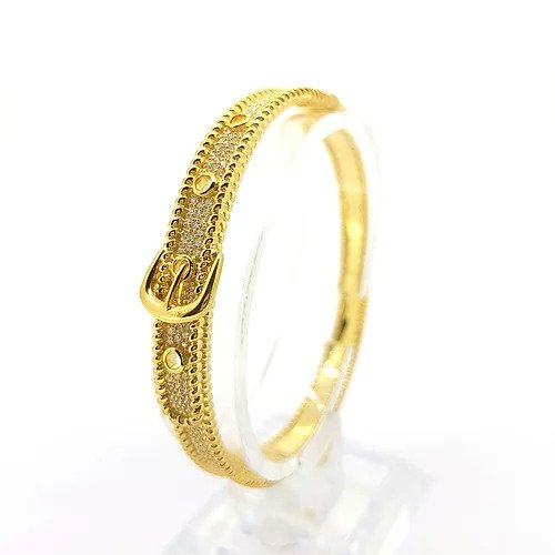 Contemporary Diamond set 18ct Yellow Gold Buckle Bangle and Ring Suite, designed as a belt with buckle, 1.11 carat total, G colour diamonds